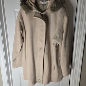 Chic Cream Coat with Faux Fur Trim On Hood
